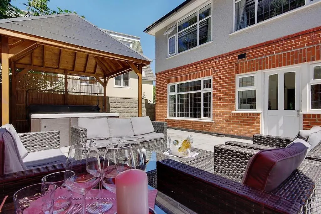 Craig Side Villa With Hot Tub Bournemouth